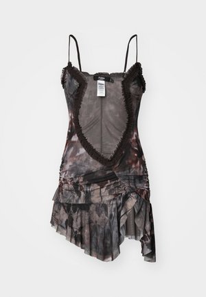 Asimetrična obleka v temnih odtenkih s cvetličnim printom. Ima nagubane robove, tanke naramnice in gubano tkanino.