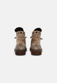 Alma en Pena Botines con cordones - taupe