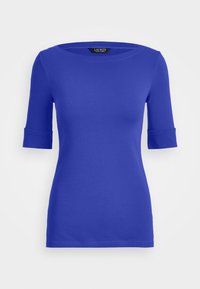 Blåt åtsittande topp med rundad halsringning och 3/4 ärmar med upprullade manschetter, tillverkad av ett slätt, elastiskt tyg. Inga anmärkningsvärda mönster eller detaljer.