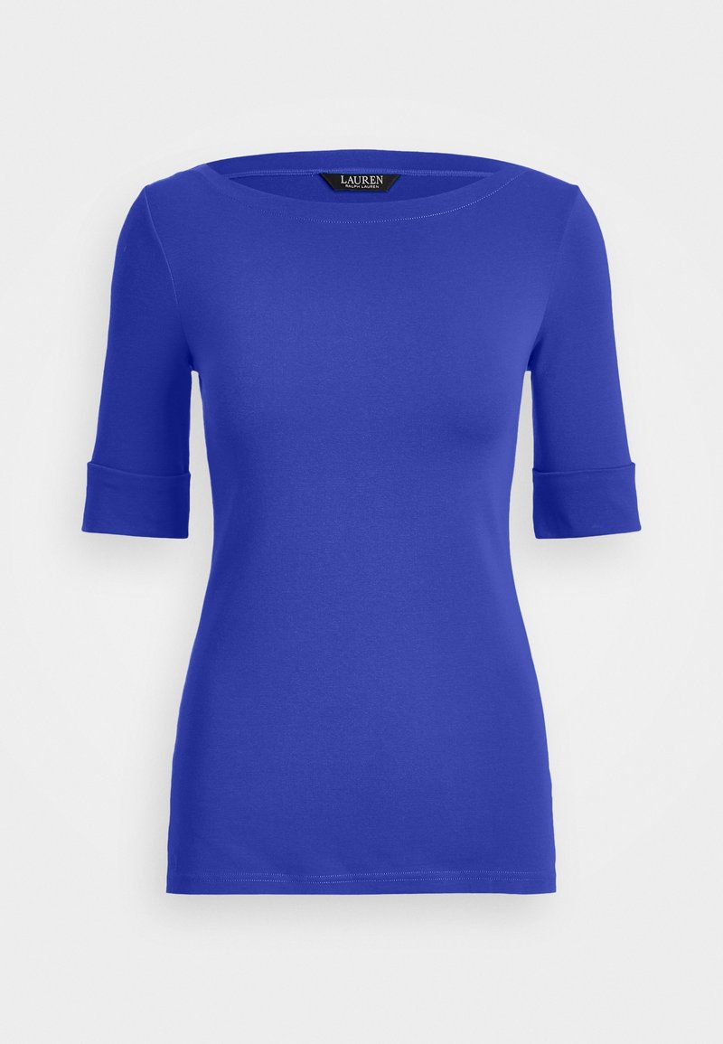 Blåt åtsittande topp med rundad halsringning och 3/4 ärmar med upprullade manschetter, tillverkad av ett slätt, elastiskt tyg. Inga anmärkningsvärda mönster eller detaljer.