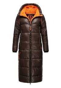 Bruine pufferjas met een capuchon, voorzien van een oranje fleece voering. Inclusief rits aan de voorkant, twee zijzakken en elastische manchetten.