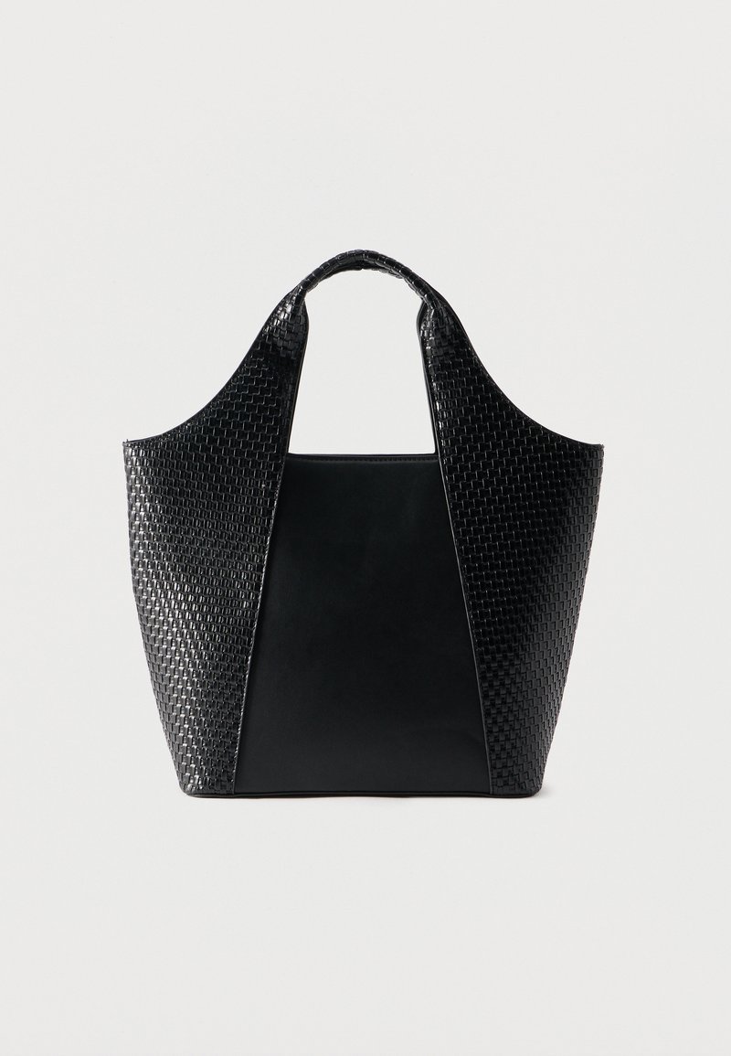 Μαύρη τσάντα ώμου με λείες και πλεγμένες δερμάτινες επιφάνειες, κοντά χερούλια και πλατιά ορθογώνια βάση, εμφανίζεται σε απλό φωτεινό φόντο.