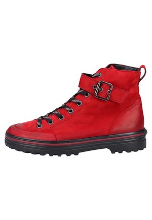 Bottine en cuir rouge avec des lacets noirs, une semelle en caoutchouc noire et une sangle réglable avec une boucle en argent sur le côté.