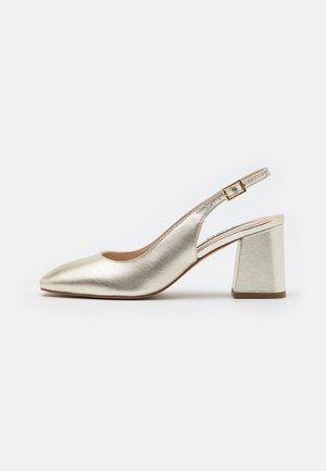 Metaliczny złoty czółenek na obcasie typu slingback z szpiczastym noskiem, szerokim obcasem i paskiem na kostkę z prostokątną klamrą. Gładka faktura, elegancki design.