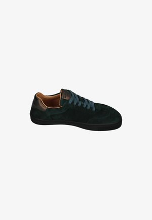 Dunkelgrüner Veloursleder-Sneaker mit schwarzer Sohle, blauen Schnürsenkeln und braunem Lederfutter.