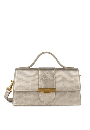 Sac à main métallisé doré avec une finition texturée, de forme rectangulaire, une anse plate sur le dessus, une sangle détachable et des accents en métal doré.