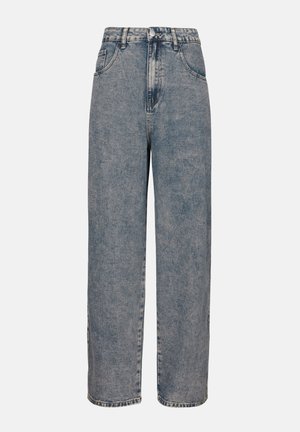 Jean en denim bleu clair à jambes larges avec une taille haute, présentant des poches avant, une fermeture à bouton et une texture délavée.