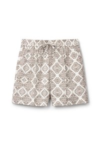 Bílé šortky se hnědými diamantovými geometrickými vzory a přední šňůrkou, vystavené na jednobarevném bílém pozadí.