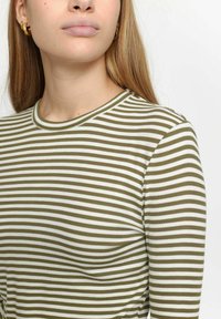 Soft Rebels SRFENJA STRIPE O-NECK TOP - Hosszú ujjú felső -  martini olive