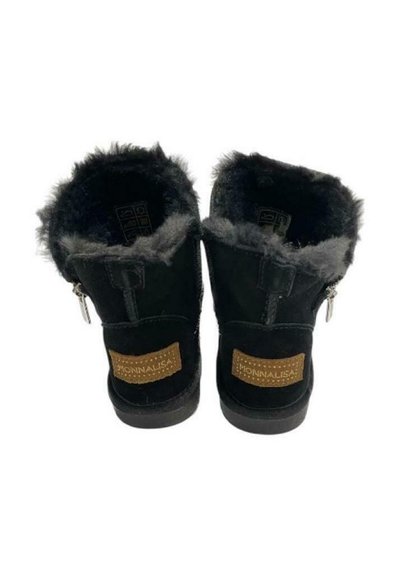 Sorte nubuck støvler til anklerne med falsk pelsfor, rektangulær brun label og lynlåsdetalje på ydersiden. Flad gummisål.
