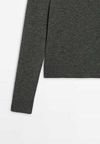Pull gris foncé avec une finition douce et texturée. Présente des manches longues et un ourlet en côte, illustrant un design simple et classique.