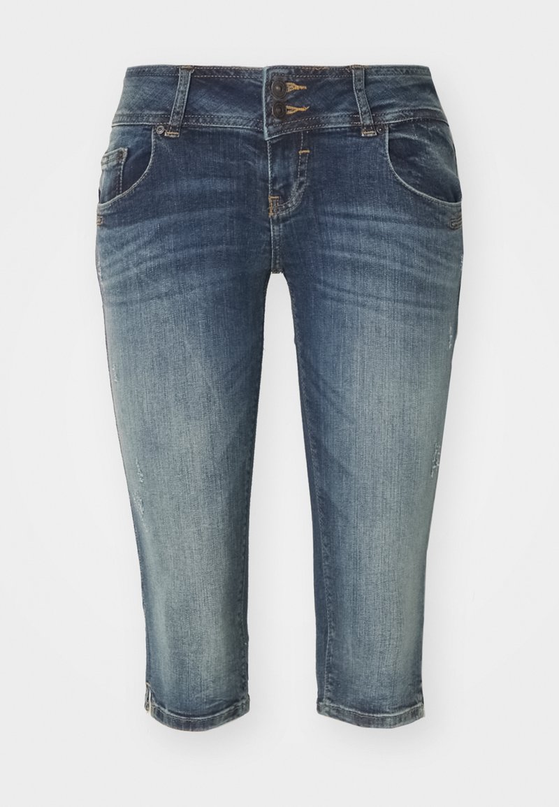 Jean en denim bleu délavé, raccourci, avec poches avant, passants pour ceinture, fermeture double bouton, et légère usure sur les jambes.