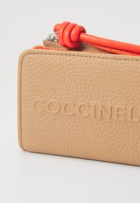 Coccinelle MYRTHA MAXI LOG - Piniginė - skin/gazpacho