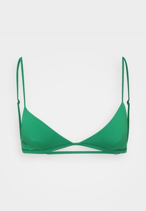 Zelený trojúhelníkový bikiny top s tenkými nastaviteľnými ramienkami, s hladkou matnou textúrou a minimalistickým dizajnom. Bez vzorov alebo kovových prvkov.