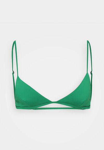 Top triangolare verde in bikini con sottili spalline regolabili, caratterizzato da una superficie liscia e opaca e un design minimalista. Senza fantasie né elementi metallici.