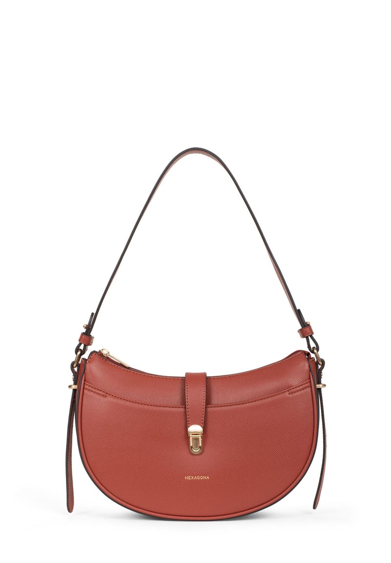 Czerwona skórzana torebka o zaokrąglonym kształcie, z złotymi akcentami, zamykana na zamek błyskawiczny u góry oraz z ozdobnym paskiem. Na przedniej części znajduje się logo.