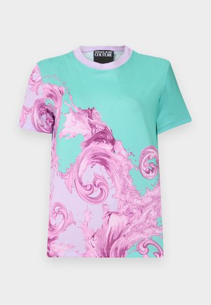 Türkis-lila T-Shirt mit kurzen Ärmeln, verziert mit rosa Barockwirbeln und dem Versace Jeans Couture-Label am Kragen.