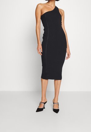 Czarna, dopasowana sukienka midi z jednym odsłoniętym ramieniem, wykonana z dzianiny o fakturze, z pionowymi rzędami ozdób po jednej stronie.