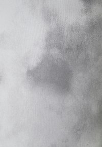 Grijs en wit stof met een zachte, wolkachtige aquarelpatroon die een abstracte, textuurrijke uitstraling creëert.