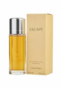 Calvin Klein Escape -hajuvesi kirkkaassa lasipullossa, jossa on hopeinen korkki, sisältäen kultaisen keltaista nestettä ja ruskean pahvilaatikon.