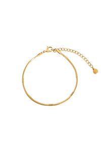 Náramok zo zlatej retiazky s hladkým, pružným dizajnom, zapínaním na karabínku a nastaviteľnou dĺžkou retiazky s malou menovkou.