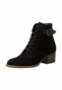 Stivale alla caviglia in suede nero con lacci davanti, dettaglio di fibbia regolabile e tacco a blocco. Presenta una texture liscia e una punta arrotondata.