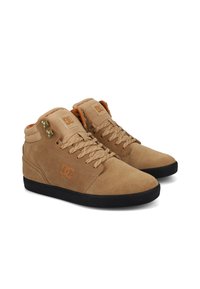 Braune Wildleder-Hochtop-Sneaker mit einer schwarzen Gummisohle, ausgestattet mit runden Schnürsenkeln, Metallösen und einem Logopatch an der Zunge.