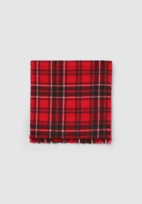 Czerwona szalik w kratę z czarnymi i białymi liniami, z frędzlami na brzegach, wykonany z miękkiego materiału dla tekstury i ciepła.