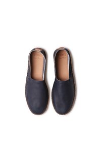 Marina läder slip-on skor med en slät yta, tan läderfoder och kontrasterande sömmar längs yttersulan. Ingen synlig hårdvara eller detaljer.