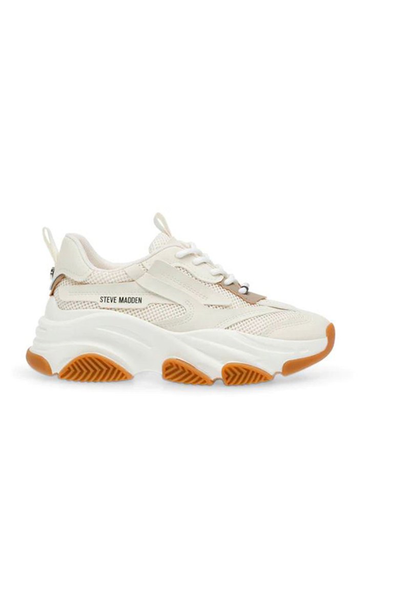 Sneaker bianca con pannelli in rete e sintetici, accenti arancioni sulla suola, design con lacci e marchio "STEVE MADDEN" sul lato.
