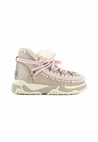 Scarpa alta beige con superficie texturizzata e lucida, cuciture dettagliate, lacci rosa e un pompon morbido come accent nella parte superiore. Suola in gomma.