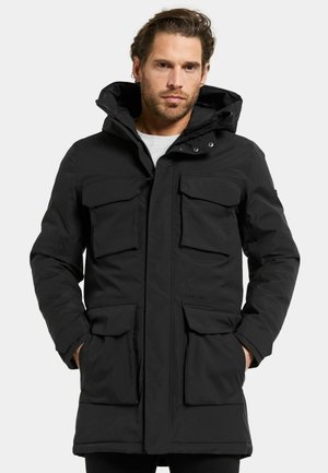 Schwarze Parkajacke mit Kapuze, ausgestattet mit mehreren Fronttaschen, einem Reißverschluss und einer glatten Textur, die für kaltes Wetter geeignet ist.