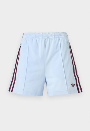 Αθλητικές σορτς ανοιχτού γαλάζιου χρώματος με ελαστική μέση, τρεις μαύρες ρίγες στο πλάι σε μπορντό χρώμα και μικρό λογότυπο Adidas σε μπορντό στο αριστερό πόδι.