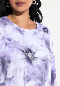 Top tie-dye viola con scollatura rotonda, design floreale decorato con strass e tessuto morbido e leggero.