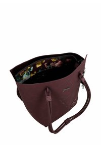 Bolso tote burdeos con exterior de suave cuero sintético, cierre de cremallera, asas dobles y un forro interior con un tejido estampado que presenta formas geométricas coloridas.