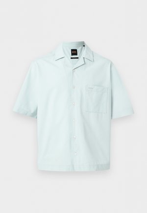 Chemise bleu clair à manches courtes avec col, poche poitrine et petit logo brodé au-dessus de la poche.