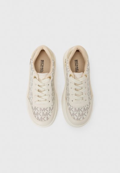 Zapatillas beige con patrón de logo de Michael Kors en un tejido texturizado. Punta redonda, suela plana y cierre de cordones con acentos en hardware dorado.