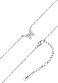 Ezüst pillangó karkötő csillogó, drágakövekkel díszített dizájnnal. Jellemzője egy lánc, ami homár kapoccsal és egy "YOKOAMii" felirattal ellátott címkét tartalmaz.