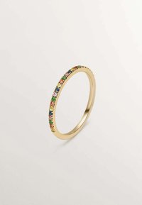 Anillo de oro con una banda suave adornada con una línea de piedras preciosas de varios colores, que exhibe formas redondas y un acabado pulido.