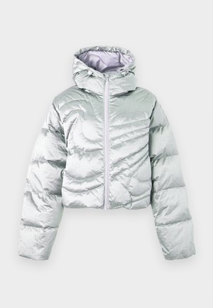 Giacca a vento argento con design corto, cappuccio e chiusura frontale con zip. Presenta una texture trapuntata e coulisse regolabile al cappuccio per adattare la vestibilità.