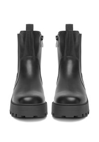 Černé kožené kotníkové boty s matným povrchem, vybavené texturovanou podrážkou, dvojitými bočními zipy a poutky pro snadné obutí.