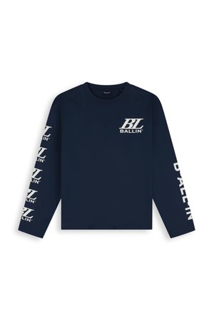 Marineblauw shirt met lange mouwen met wit "BL Ballin"-logo op de linkerborst, herhaald op de rechtermouw en uitgeschreven op de linkermouw.