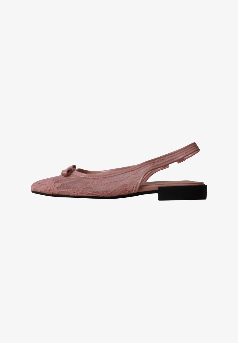 Chaussure plate à bride arrière rose avec texture en dentelle, bout carré, petit détail de nœud à l'avant, et talon bas noir.
