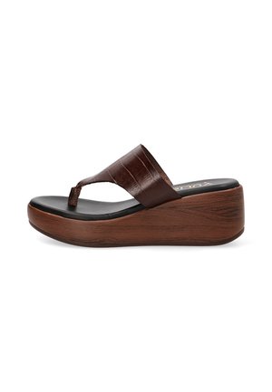 Sandalia de cuña con plataforma marrón, con una amplia tira y separación de dedos, con suela texturizada de madera y plantilla negra acolchada.