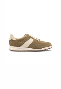 Sneaker in suede verde oliva con accenti beige chiaro, punta rotonda, chiusura con lacci e suola testurizzata per una migliore aderenza.