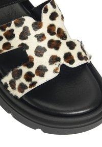 Zwarte sandalen met een opvallend luipaardpatroon, gemaakt van textuurhaar op één band, met een dikke rubberen zool voor duurzaamheid.