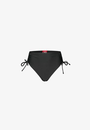 Čierne bikiny s vysokým pásom, s nastaviteľnými bočnými viazačkami a malou červenou značkou vo vnútri pásu.