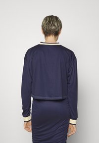 Ellesse MAYA CROP - Pikkade varrukatega topp - dark grey