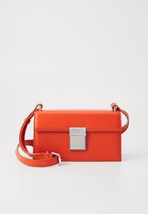 PREPPY BAGUETTE - Bandolera - autumn red