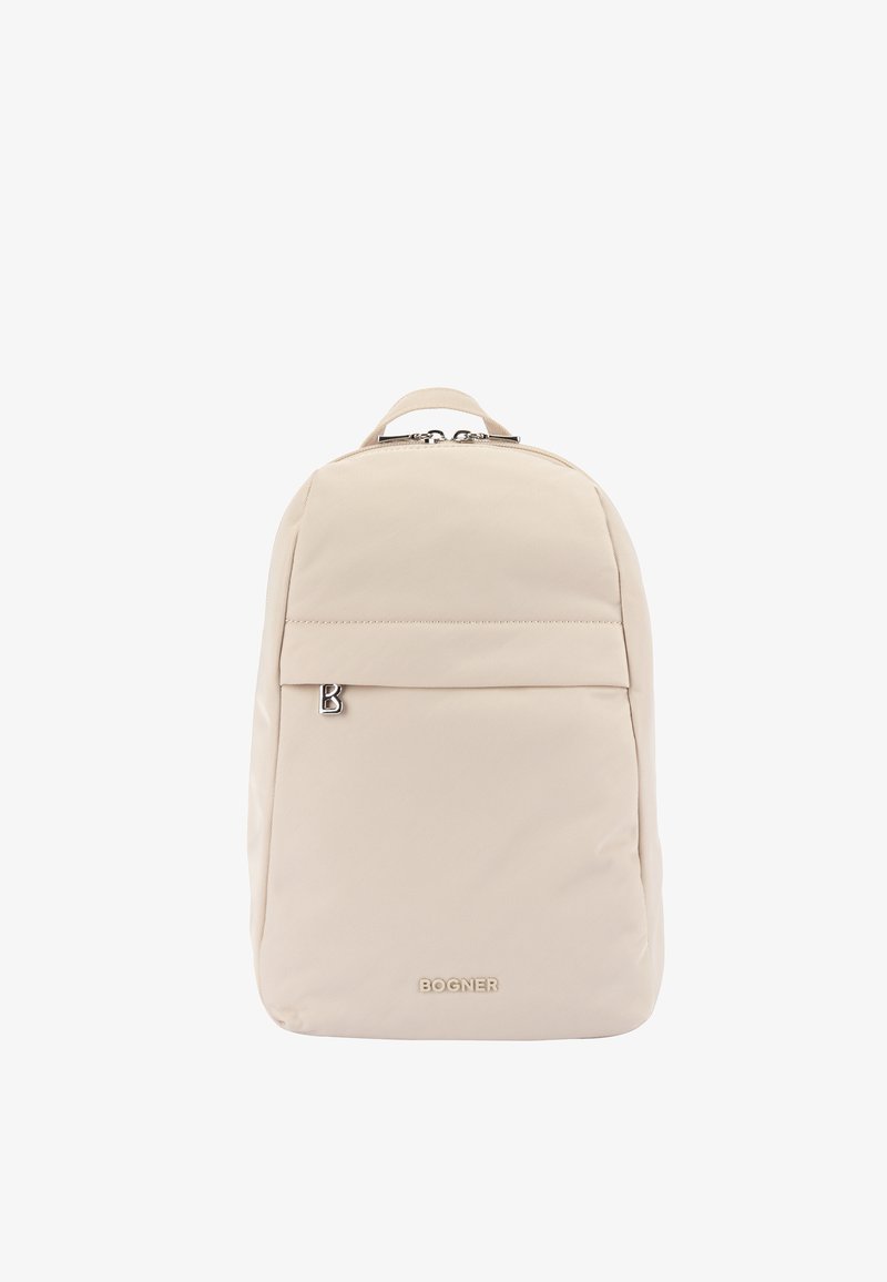 Mochila rectangular beige con bolsillo frontal con cremallera, asa superior y logo "BOGNER" en el centro inferior.